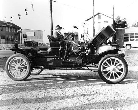 Stanley Steamer Car from the Waynesboro Public Library Collection: <a href="https://image.lva.virginia.gov/VDLP/Waynesboro/images/0141.jpg">https://image.lva.virginia.gov/VDLP/Waynesboro/images/0141.jpg</a>